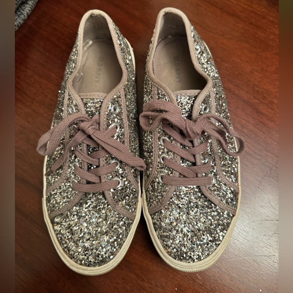 ✨ Glitter Low-Top Sneakers – Size 9 ✨